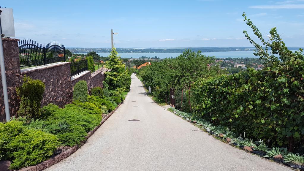 Sargarigo Apartman Haz Hotell Balatonalmádi Exteriör bild